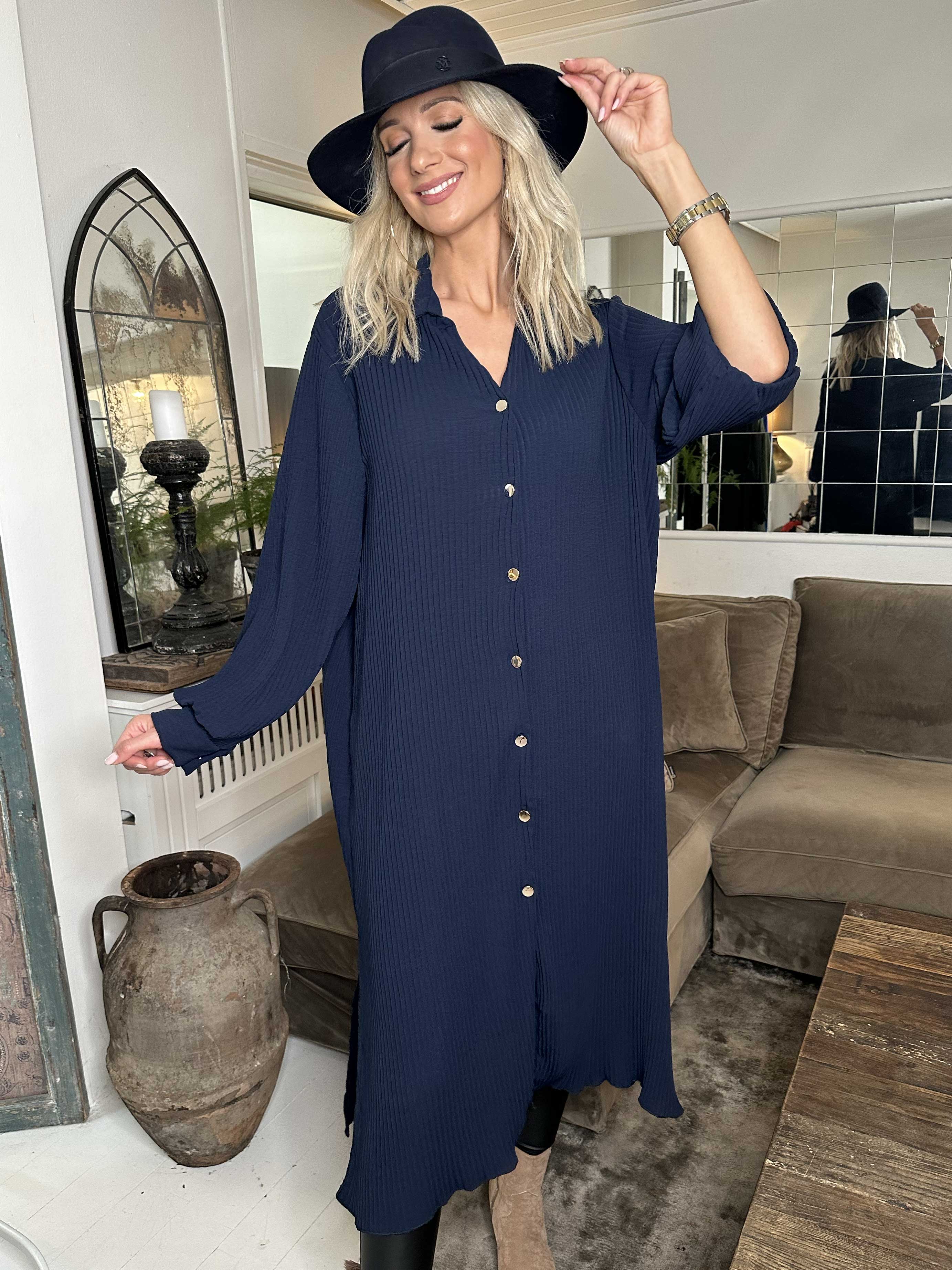 Lenora - Lång plisserad klänning med knappar